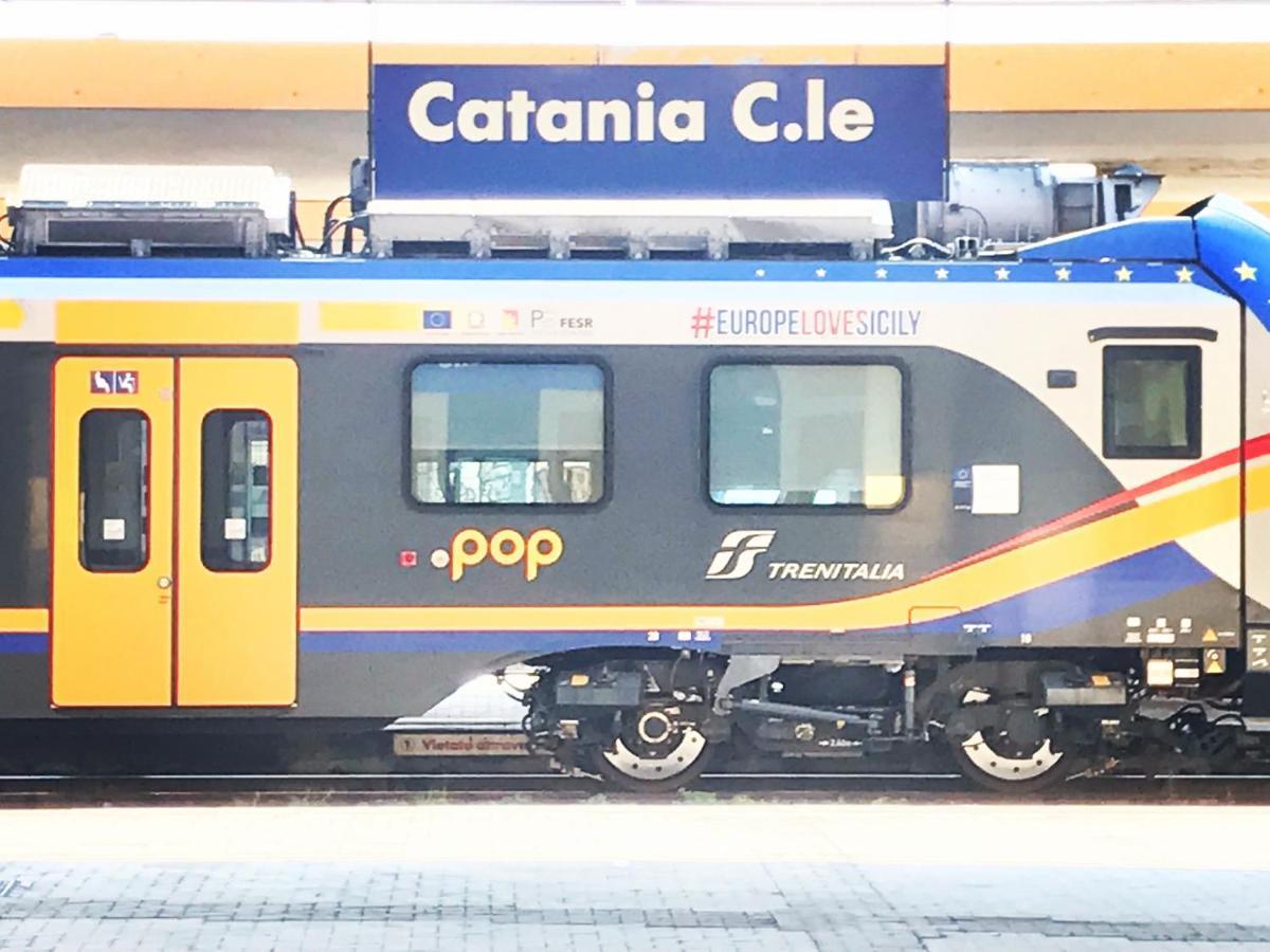 Binario 8 Catania Stazione Centrale Εξωτερικό φωτογραφία